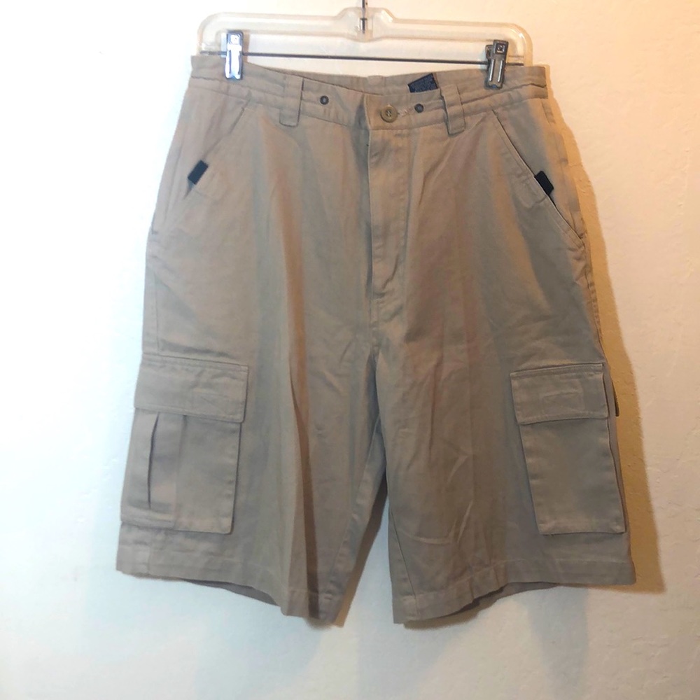Renegade Men’s Kakis Cargo Shorts Size 32.